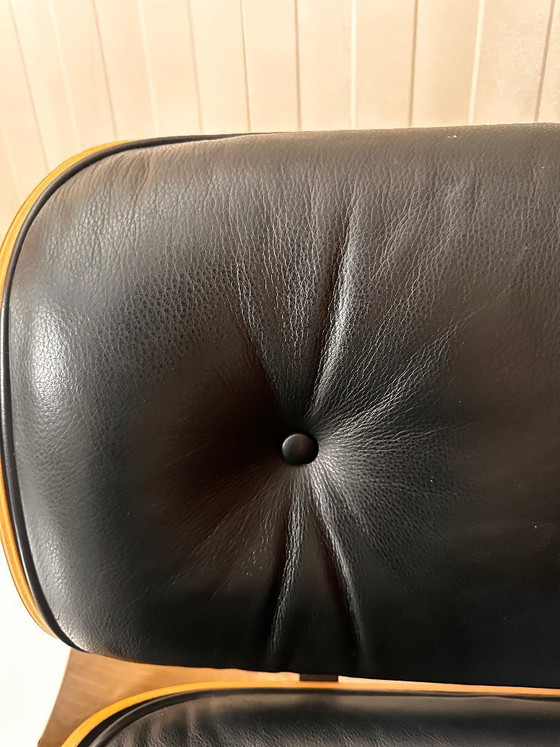 Dos sillones Eames Lounge Chair originales de Vitra, versión New Dimensions – Cuero (photo 4 of 8)