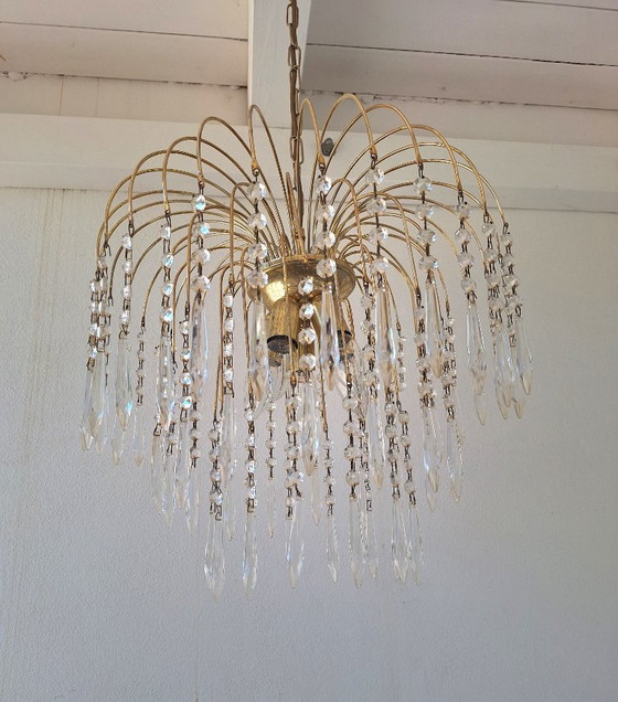 Image 1 of Lámpara de araña italiana de los años 50 con forma de cascada – Metal dorado y prismas de cristal – Impresionante