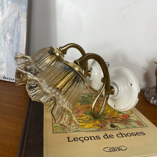 Par de apliques de pared antiguos de latón con pantallas de cristal dorado en forma de tulipán. – wandlampen, Glass