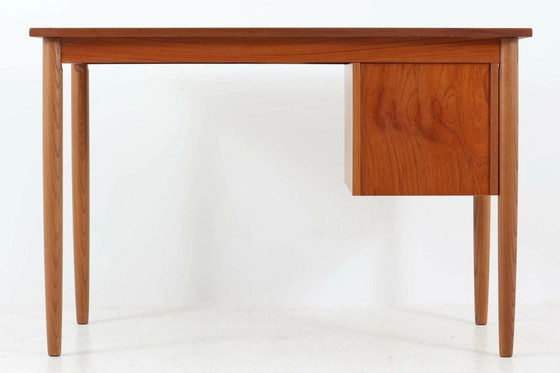 Image 1 of Scrivania vintage scandinava in teak con 3 cassetti – Danimarca, XX secolo