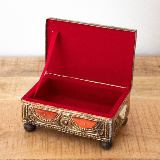 Boîte d'art populaire marocain aux tons or, rouge et blanc