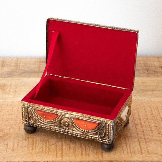 Image 1 of Boîte d'art populaire marocain aux tons or, rouge et blanc