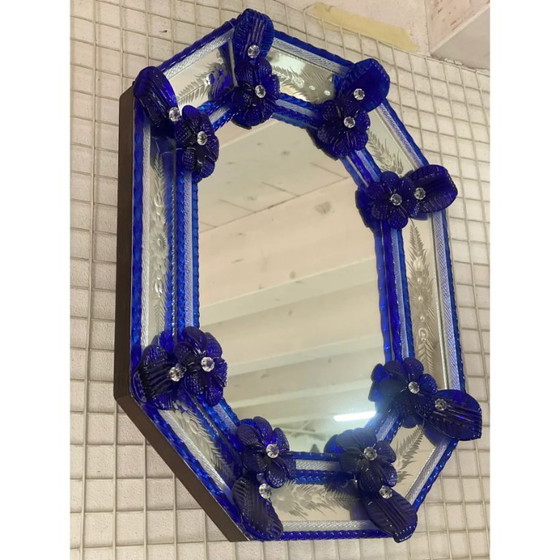 Image 1 of Espejo de pared octogonal veneciano italiano de cristal de Murano con detalles florales azules tallados a mano.