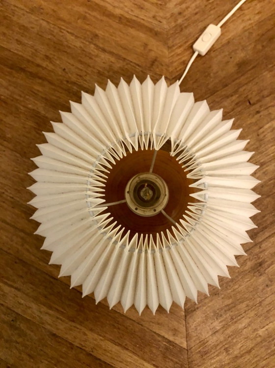 Tafellamp met geplooide kap en houten voet, Tafellampen, Papier, Wit, Scandinavian (foto 2 van 6)