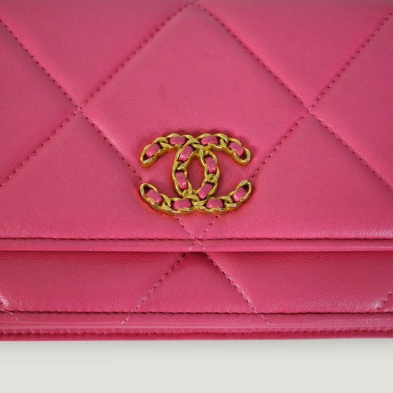 Image 1 of CHANEL PORTEMONNEE AAN KETTING 19