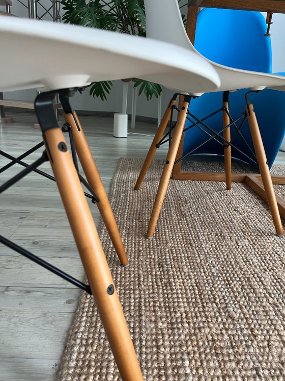 Quattro sedie Vitra Eames DSW originali in bianco con gambe in acero del 2010 – Sedie da pranzo, Wood, Plastic (photo 5 of 5)