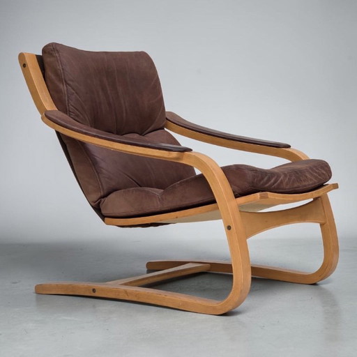 Jaren 70, Zweeds design van Åke Fribytter, fauteuil, leer, gebogen hout.
