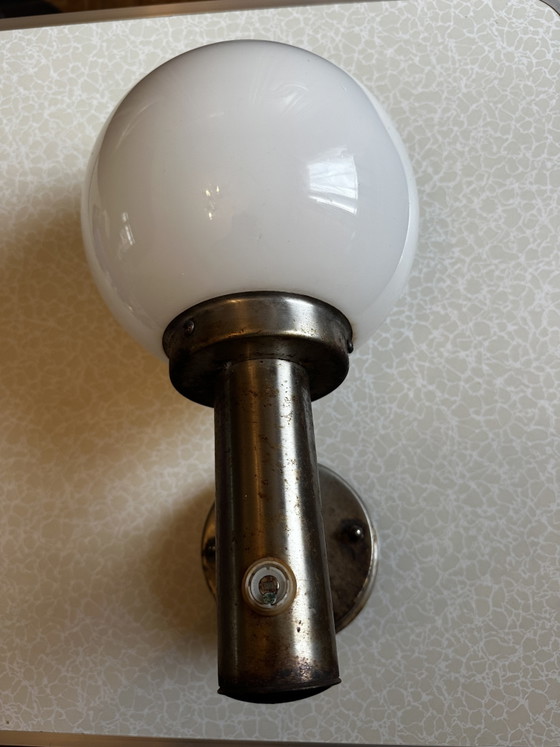 Modernistische Wandleuchte aus Opalglas und verchromtem Metall – Wandleuchten (photo 8 of 15)