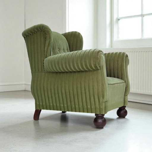 Années 50, fauteuil relax danois, tissu velours vert, pieds en bois de frêne.