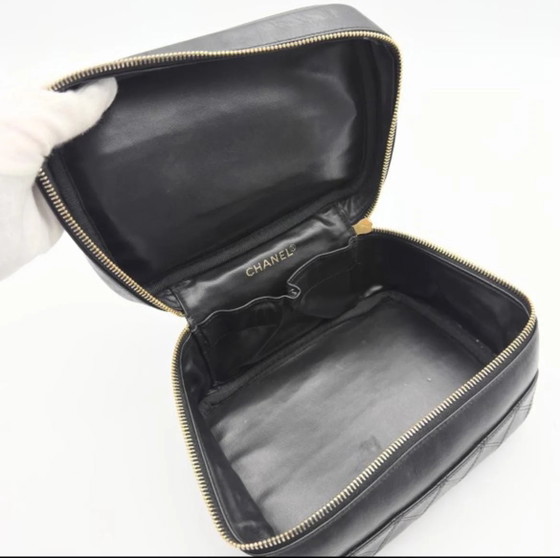 Originele Chanel Zwarte Lamsleren Cosmetische Tas, circa 2000s – Portemonnees & klein lederwaren, Leather (photo 5 of 10)
