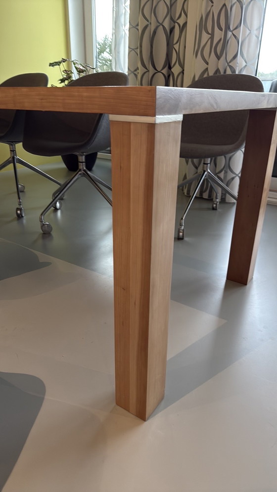 Image 1 of Table de salle à manger en merisier massif