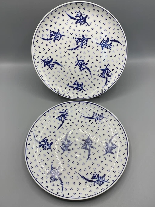 2 piatti piani in porcellana, decorati con motivi botanici e a pois blu, XX secolo. – decoratieve objecten, Porcelain