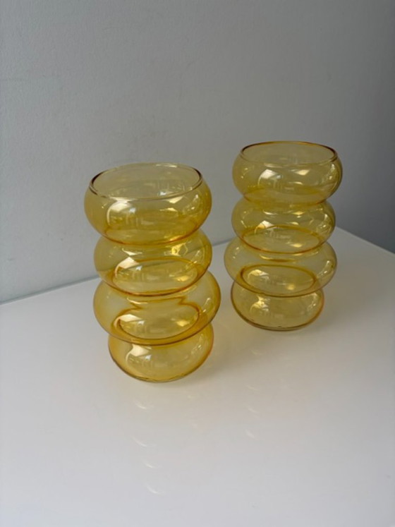 Set aus 2 bernsteinfarbenen Glasvasen im organischen Design (photo 6 of 7)