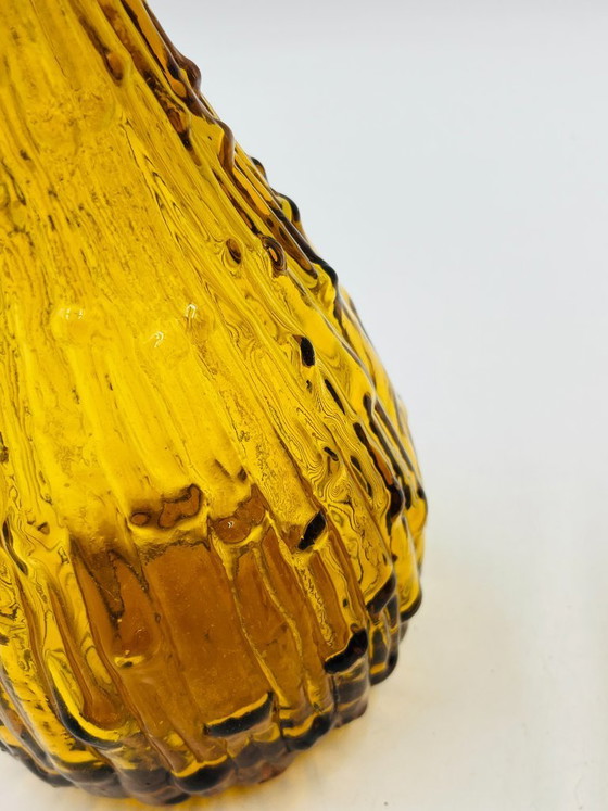 Image 1 of Set van twee vintage Empoli-flessen van getextureerd amberkleurig glas.