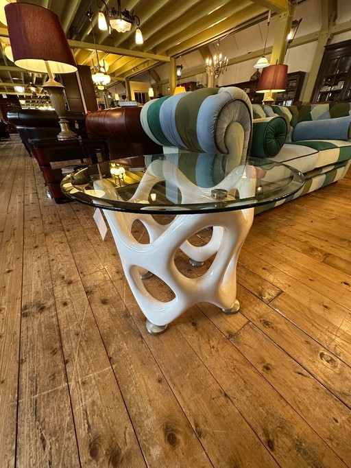 Deux tables d'appoint organiques.