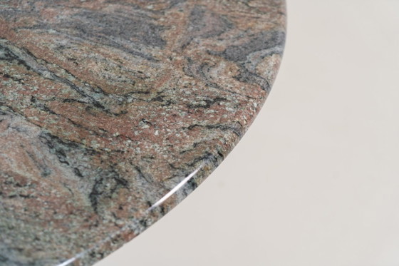 Striking dining table in solid Juparana Granite (Italy, 1970s). – Stone, Vintage (photo 5 of 15)