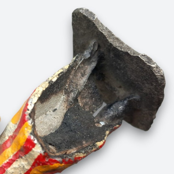 Image 1 of West-Afrikaanse figuratieve sculptuur in metaal – handbeschilderde dragerfiguur – vintage