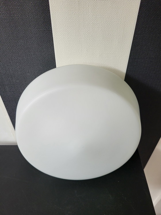 Image 1 of Plafoniera vintage DKN Leuchte con grande paralume in vetro opalino bianco, risalente agli anni '60.