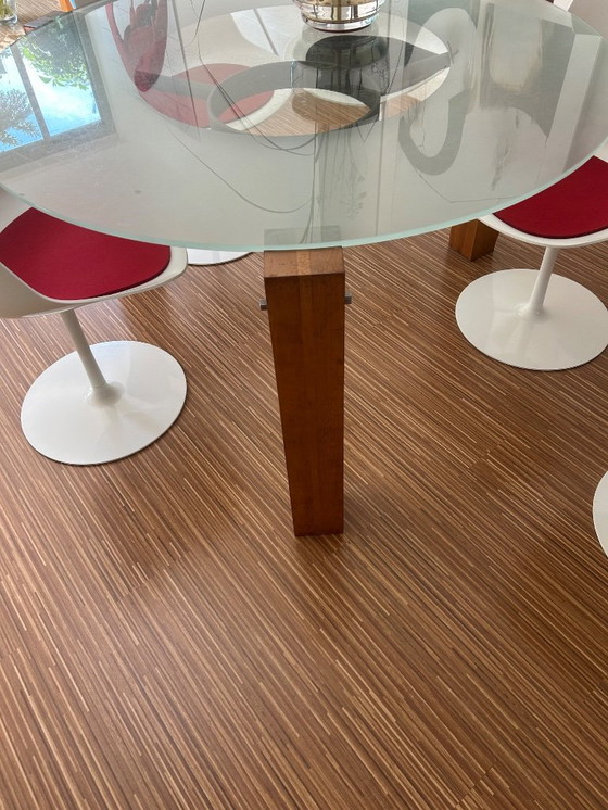 Image 1 of Design round dining table