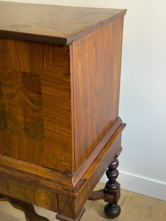 Image 1 of Elegante gabinete con patas en cruz de nogal del siglo XVII