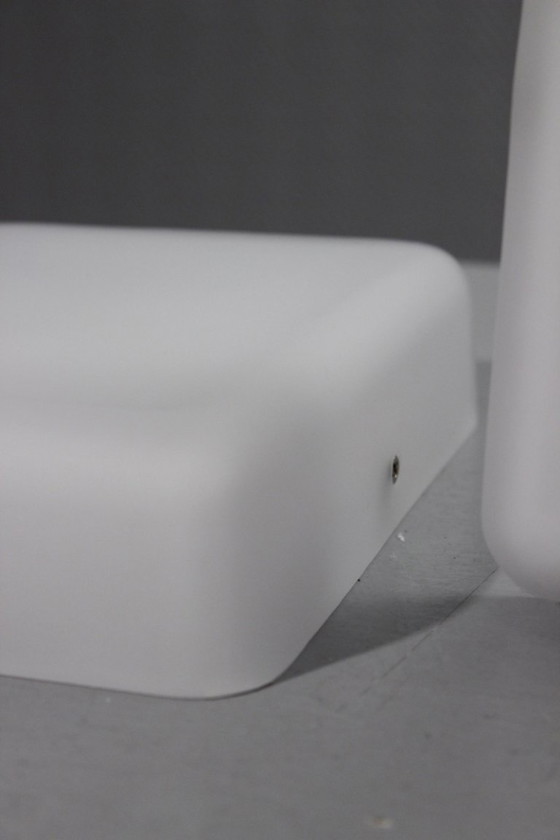 Image 1 of Een paar wandlampen van mat glas, model "IJsland", vintage Habitat, jaren 90.