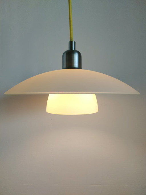 Lampada da soffitto vintage/retrò in stile nordico con diffusore in vetro bianco opaco.