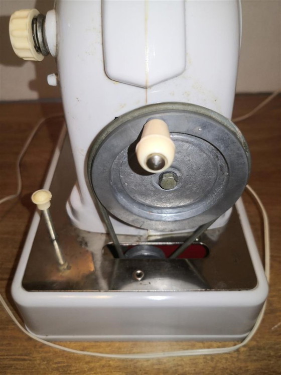 Zeldzame antieke speelgoednaaimachine Ma Cousette / Retro vintage jaren 60 – Ma Couestte (photo 8 of 16)