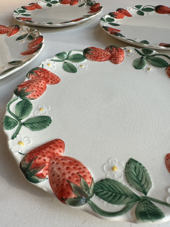 Image 1 of Assiettes barbotine fraises Longchamp anciennes