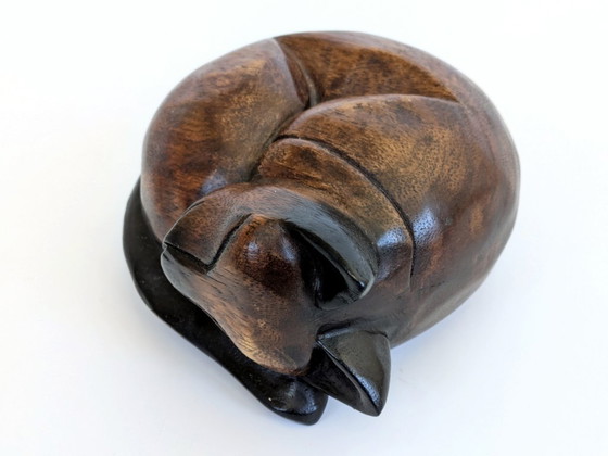 Image 1 of Serre-livres/presse-papiers en teck, style scandinave, représentant un chat siamois endormi.