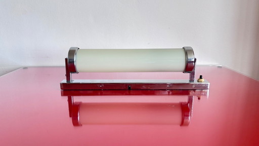 Lámpara de pared funcionalista