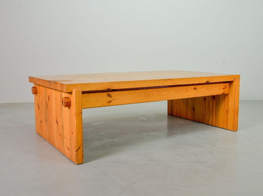 Yngve Ekstrom Mid-Century Scandinavian Design ‘Dymling’ Coffee Table in Solid Pinewood for Swedese. Sweden, 1970s.