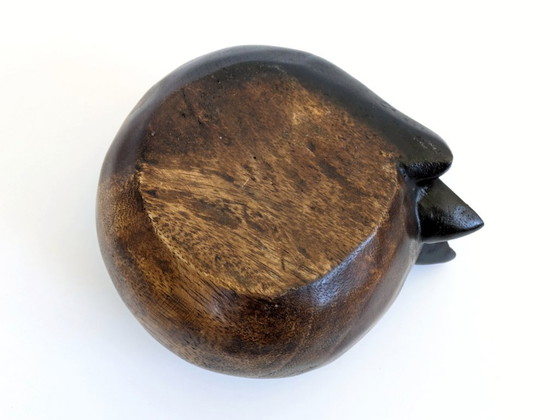 Image 1 of Serre-livres/presse-papiers en teck, style scandinave, représentant un chat siamois endormi.