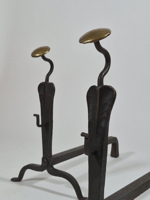 Paire de tréteaux de cheminée en métal forgé à la main, de forme élégante, en laiton – decoratieve objecten (photo 2 of 15)