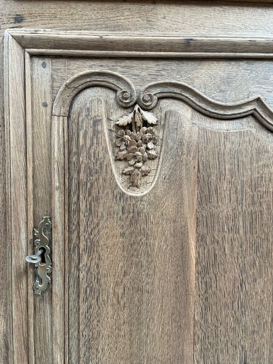 Image 1 of Credenza/buffet in stile rustico in rovere massello con intagli in legno.