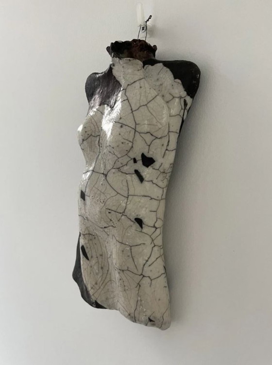 Image 1 of Sculpture murale en céramique – torse féminin en glaçure raku