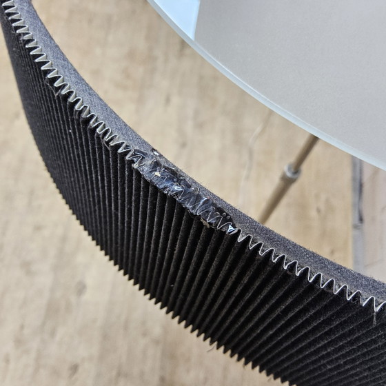 Lámpara de pie Van De Heg Design, cromada / Pantalla negra acanalada (diseño holandés) – Lámparas de pie (photo 15 of 15)