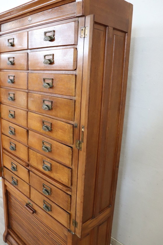 Image 1 of Archiefkast met 18 laden en luikdeur in eikenhout, Italië jaren 20
