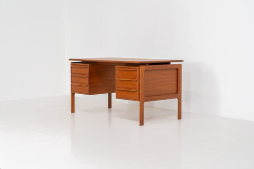 Escritorio de teca de Arne Vodder para G.V. Møbler (Dinamarca, años 60).