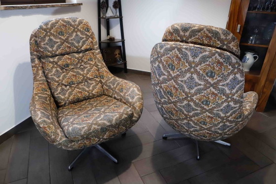 Image 1 of Set van 2 vintage draaibare fauteuils met hoge rugleuning en abstracte bekleding.