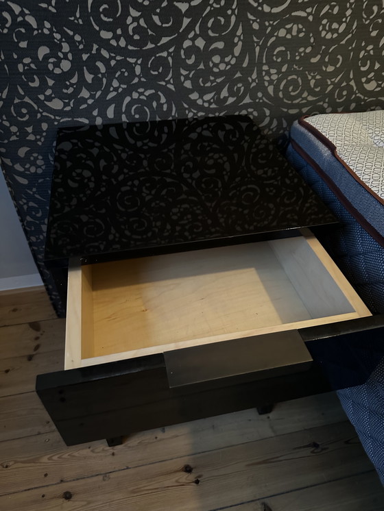 Image 1 of 2 mesitas de noche de la colección JNL – Negro brillante – Diseño de lujo