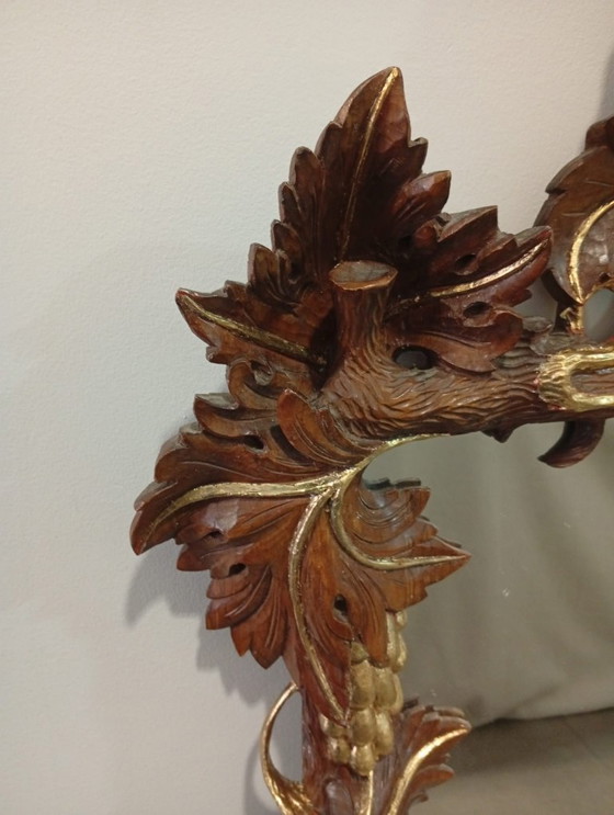 Image 1 of Belangrijke en spectaculair gebeeldhouwde wijnkelderspiegel