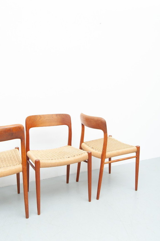 Image 1 of 4x eetkamerstoelen model 75 gemaakt van teakhout van Niels Otto Møller voor J.L. Møller Møbelfabrik (jaren 50)