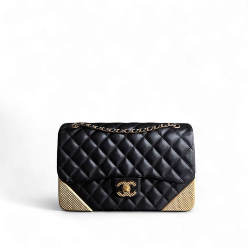 Borsa Chanel Classic Flap Seasonal Medium - Rock The Corner in pelle di vitello trapuntata nera con finiture dorate, serie 24