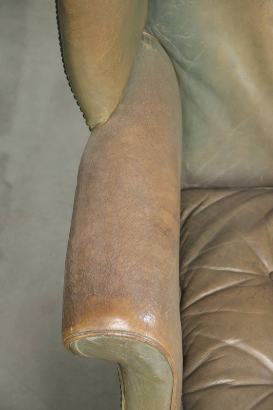 Alter Leder-Ohrensessel im englischen Stil mit schöner Patina und einzigartiger Farbe – Leather, Klassiek (photo 7 of 13)