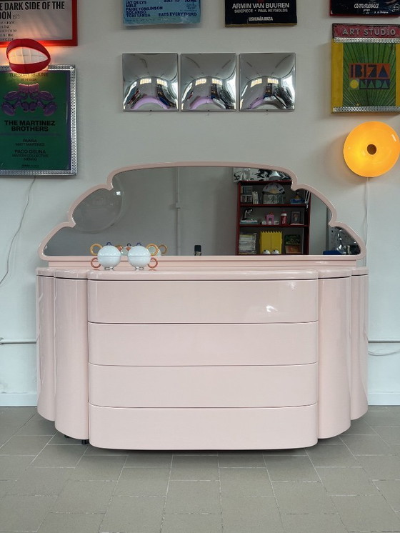 Image 1 of Lichtroze gelakte ladekast