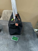Borsa tote grande Longchamp Le Pliage in nylon e pelle, nera e marrone, con chiusura a zip e pieghevole.