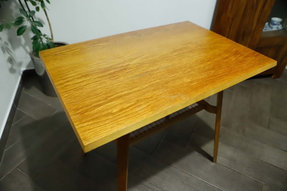 Image 1 of Mesa retro estilo Bruselas con estante tejido rojo – Dřevopodnik Holešov
