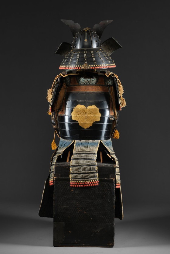 Image 1 of Samurai armour yoroi black lacquer with ivy leaf family crest