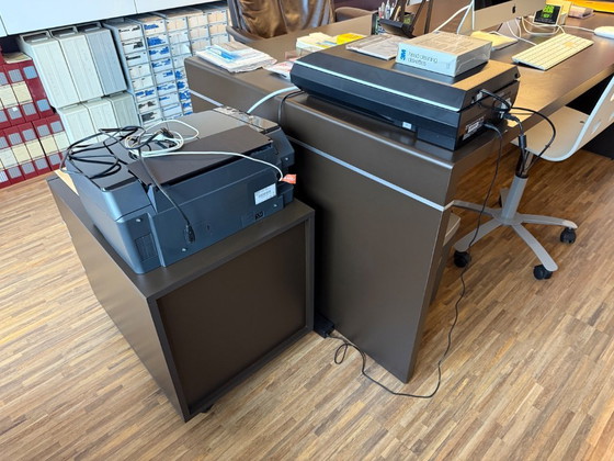 Image 1 of Escritorio moderno marrón oscuro con cajonera, en excelente estado.