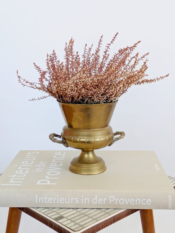 Image 1 of Cache-pot sur pied en laiton vintage, orné, style classique des années 1960